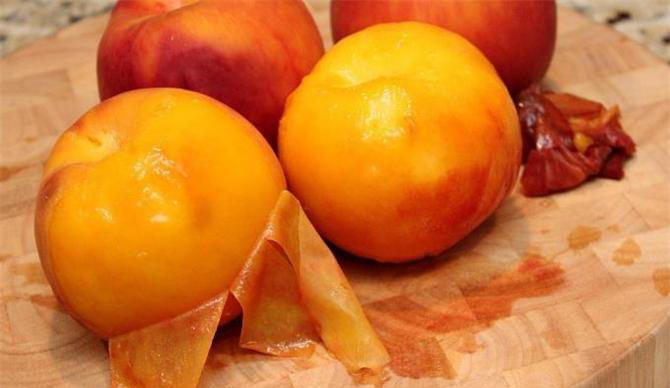 桃子皮能吃吗？吃桃子到底该不该削皮？皮有营养吗？