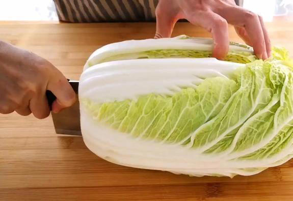 白菜炖豆腐超简单做法，1个小秘诀，挑食的人都吃光汤汁！