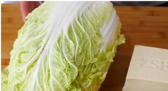 白菜炖豆腐超简单做法，1个小秘诀，挑食的人都吃光汤汁！