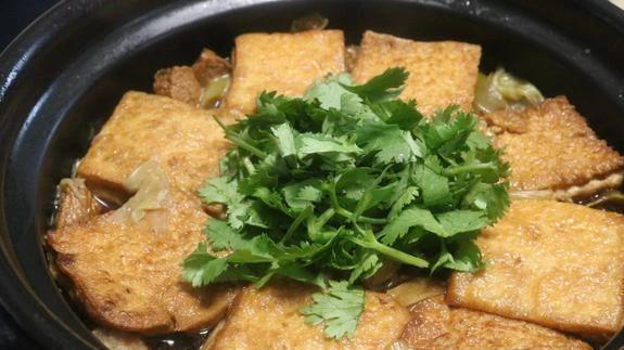 白菜炖豆腐超简单做法，1个小秘诀，挑食的人都吃光汤汁！