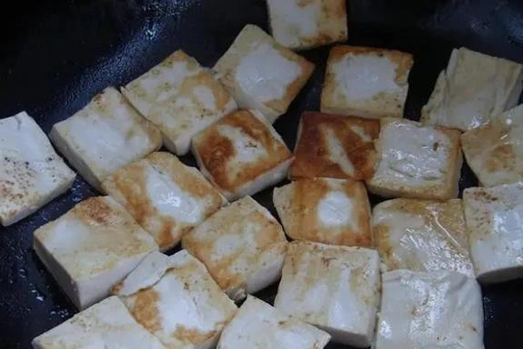 白菜炖豆腐超简单做法，1个小秘诀，挑食的人都吃光汤汁！