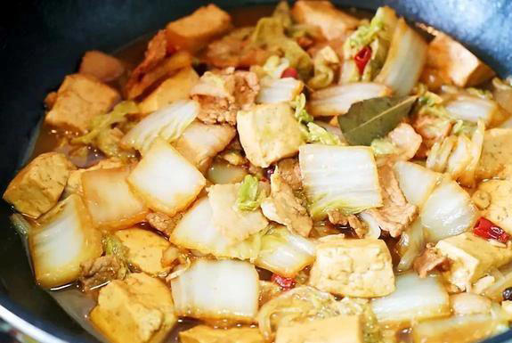 白菜炖豆腐超简单做法，1个小秘诀，挑食的人都吃光汤汁！