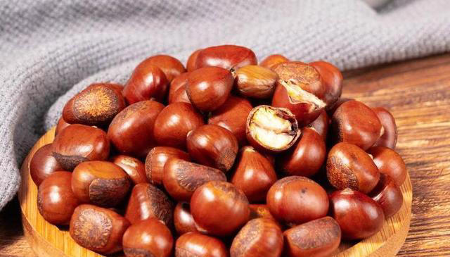 保存板栗，先煮熟还是直接冷冻？方法用对了，放一年照样软糯鲜甜