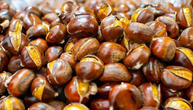 保存板栗，先煮熟还是直接冷冻？方法用对了，放一年照样软糯鲜甜