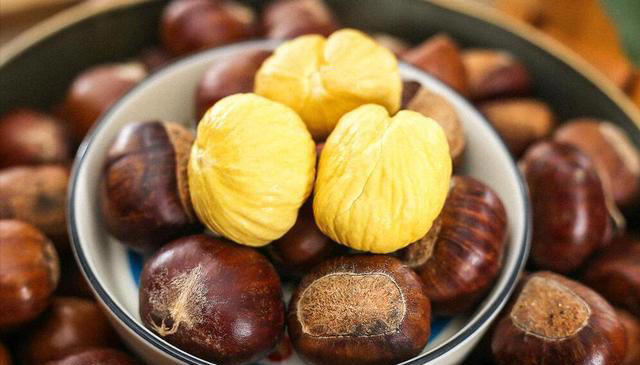 保存板栗，先煮熟还是直接冷冻？方法用对了，放一年照样软糯鲜甜