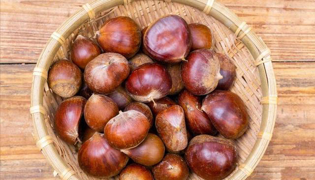 保存板栗，先煮熟还是直接冷冻？方法用对了，放一年照样软糯鲜甜