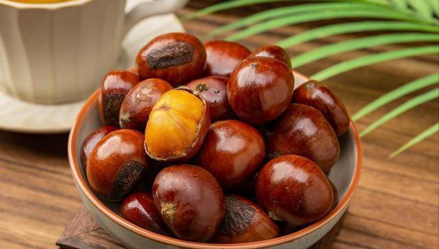 保存板栗，先煮熟还是直接冷冻？方法用对了，放一年照样软糯鲜甜