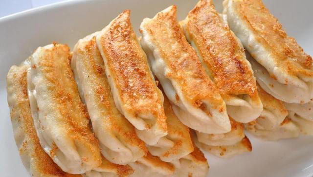 做锅贴有人用面水，有人用淀粉水，教你正确做法，个个鲜香酥脆