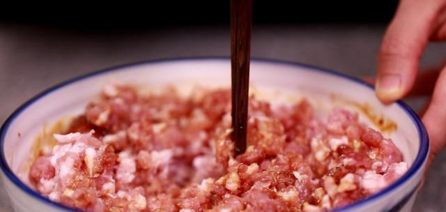 做锅贴有人用面水，有人用淀粉水，教你正确做法，个个鲜香酥脆