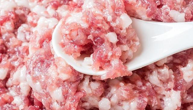 做锅贴有人用面水，有人用淀粉水，教你正确做法，个个鲜香酥脆