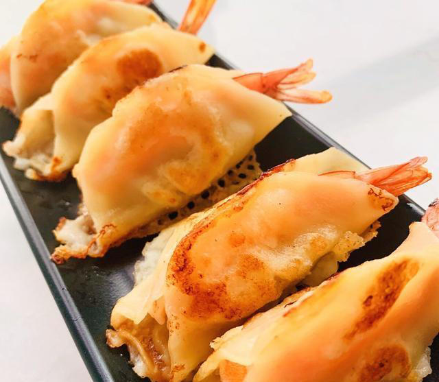 做锅贴有人用面水，有人用淀粉水，教你正确做法，个个鲜香酥脆