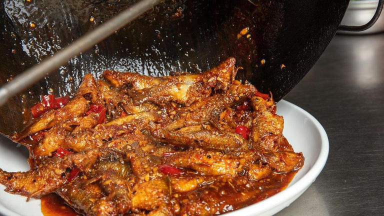 经典家常菜红烧小杂鱼，简单易学又下饭，深受大家喜爱