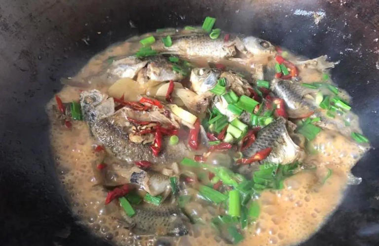 经典家常菜红烧小杂鱼，简单易学又下饭，深受大家喜爱