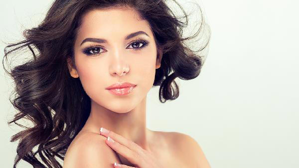 提示：白发较多的人，平时不妨多吃4种食物，或能促进黑发的再生