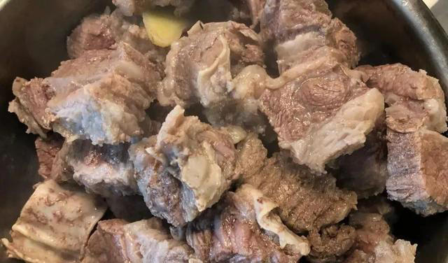 这才是红烧牛肉的正确做法,记住这个小窍门,原汁原味,又烂又软太好吃了!