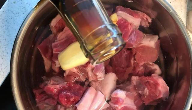 这才是红烧牛肉的正确做法，记住这个小窍门，原汁原味，又烂又软太好吃了！