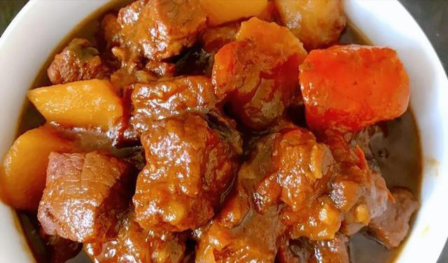 这才是红烧牛肉的正确做法，记住这个小窍门，原汁原味，又烂又软太好吃了！