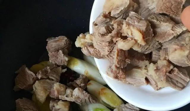 这才是红烧牛肉的正确做法，记住这个小窍门，原汁原味，又烂又软太好吃了！