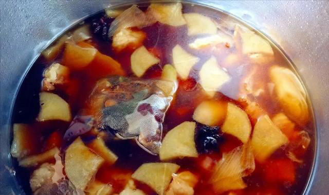 这才是红烧牛肉的正确做法，记住这个小窍门，原汁原味，又烂又软太好吃了！