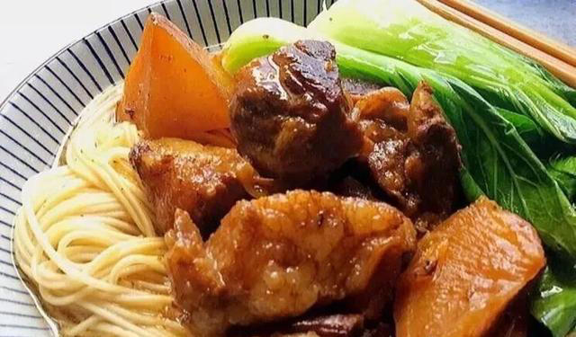 这才是红烧牛肉的正确做法，记住这个小窍门，原汁原味，又烂又软太好吃了！