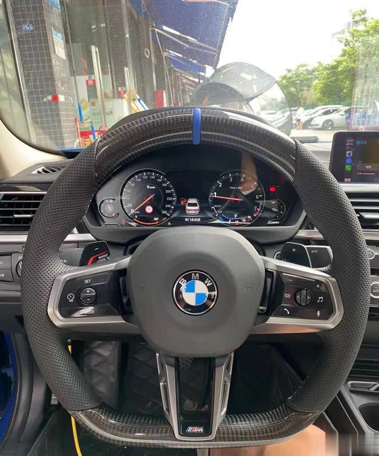 为何左手操控方向盘更稳？单手驾驶有无安全隐患？