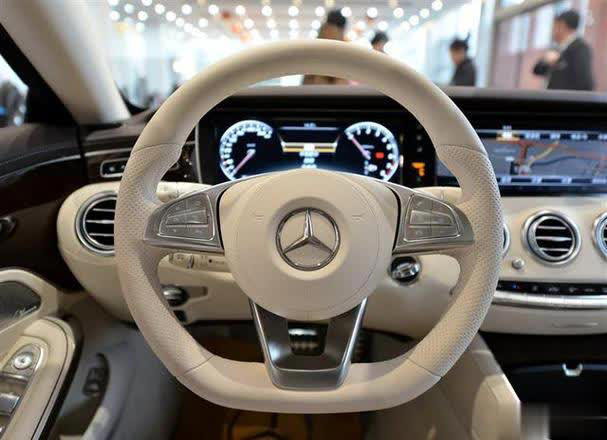 为何左手操控方向盘更稳？单手驾驶有无安全隐患？