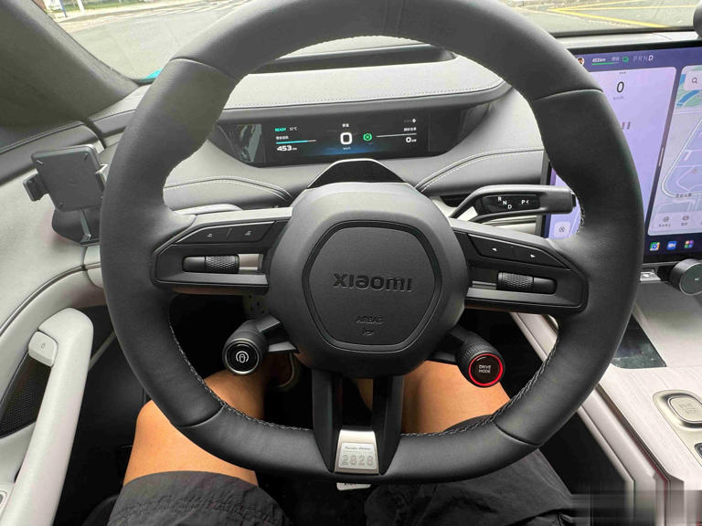 为何左手操控方向盘更稳？单手驾驶有无安全隐患？