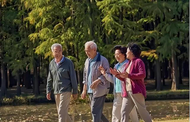 能不能长寿，皮肤有暗示？老年人斑点越少，或活得越久？医生咋说