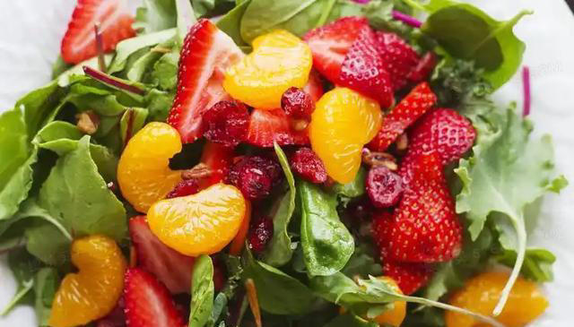 能不能长寿，皮肤有暗示？老年人斑点越少，或活得越久？医生咋说