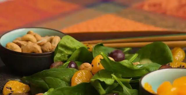 能不能长寿，皮肤有暗示？老年人斑点越少，或活得越久？医生咋说