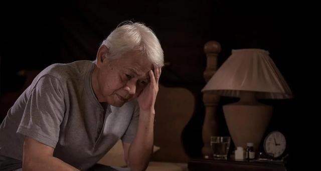 能不能长寿，皮肤有暗示？老年人斑点越少，或活得越久？医生咋说