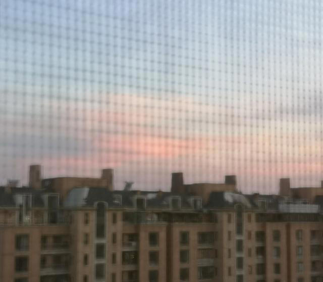 原来清洗纱窗这么简单，不需要拆卸，用上1个口罩，轻松变干净