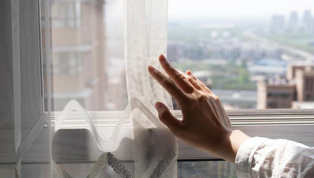 原来清洗纱窗这么简单，不需要拆卸，用上1个口罩，轻松变干净