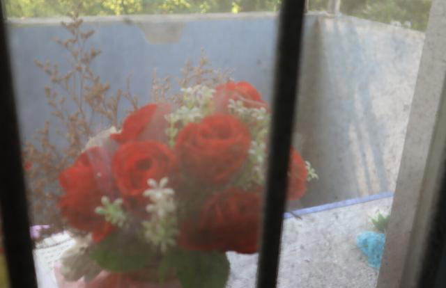 原来清洗纱窗这么简单，不需要拆卸，用上1个口罩，轻松变干净