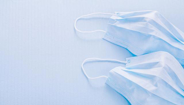 原来清洗纱窗这么简单，不需要拆卸，用上1个口罩，轻松变干净