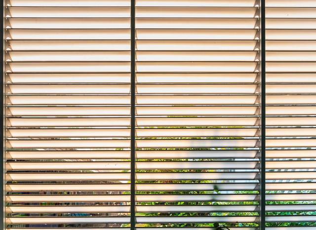 原来清洗纱窗这么简单，不需要拆卸，用上1个口罩，轻松变干净