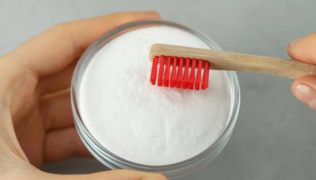 原来清洗纱窗这么简单，不需要拆卸，用上1个口罩，轻松变干净