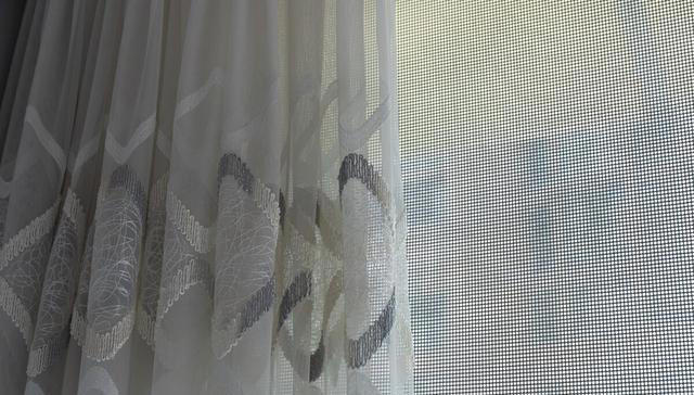 原来清洗纱窗这么简单，不需要拆卸，用上1个口罩，轻松变干净