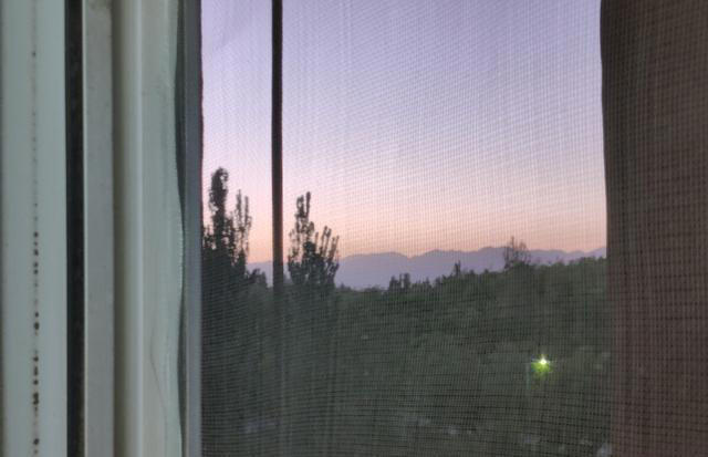 原来清洗纱窗这么简单，不需要拆卸，用上1个口罩，轻松变干净