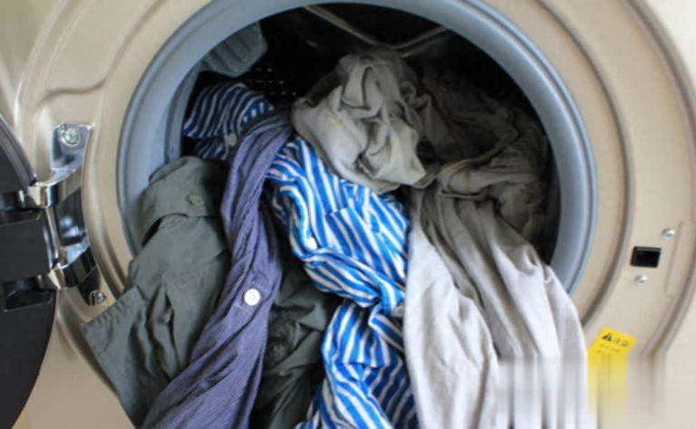 别直接倒洗衣液洗衣服！教你正确做法，洗完像新的一样