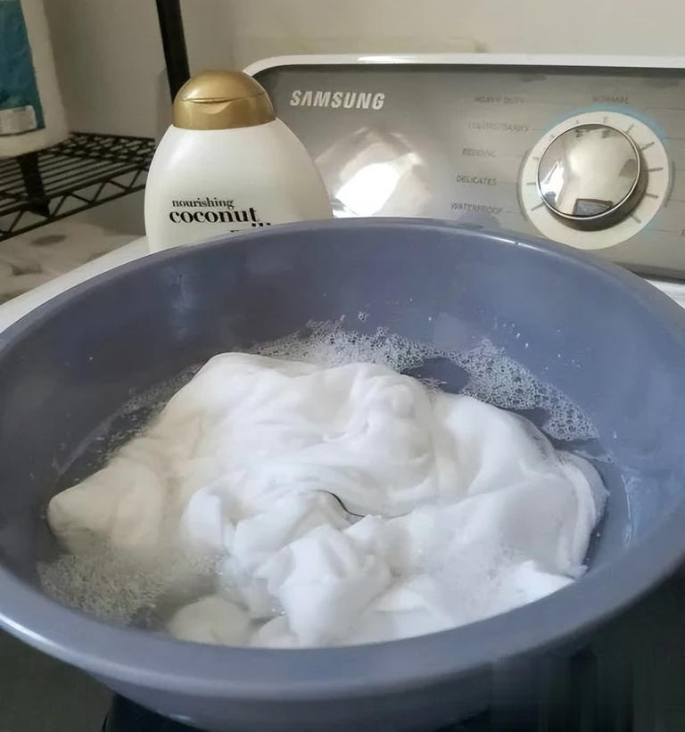 别直接倒洗衣液洗衣服！教你正确做法，洗完像新的一样