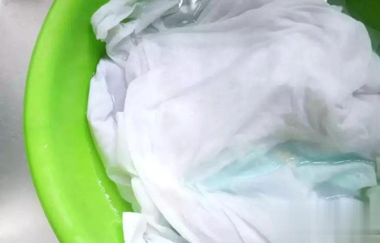 别直接倒洗衣液洗衣服！教你正确做法，洗完像新的一样