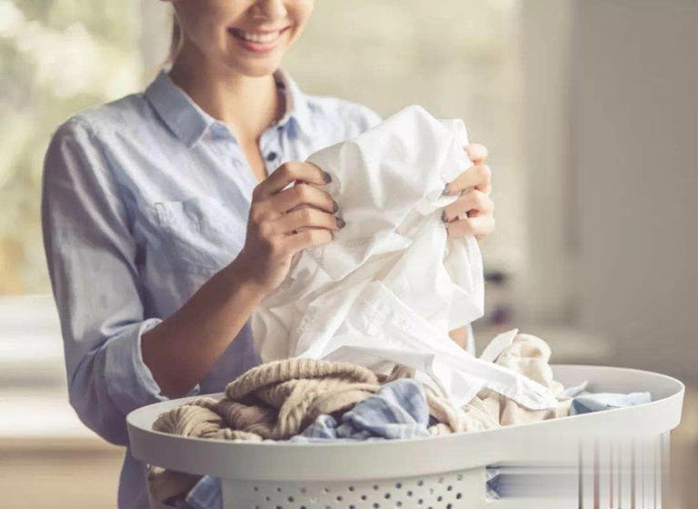 别直接倒洗衣液洗衣服！教你正确做法，洗完像新的一样