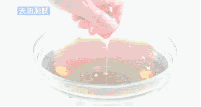 别直接倒洗衣液洗衣服！教你正确做法，洗完像新的一样