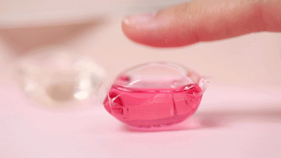 别直接倒洗衣液洗衣服！教你正确做法，洗完像新的一样