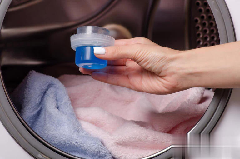 别直接倒洗衣液洗衣服！教你正确做法，洗完像新的一样
