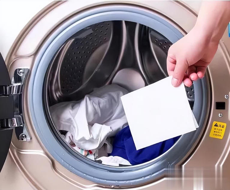 别直接倒洗衣液洗衣服！教你正确做法，洗完像新的一样