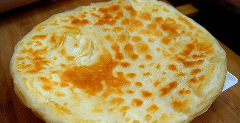 北方人最爱吃啥主食？那烙饼肯定算一个，别人家的烙饼，咬一口就上瘾，又软又不硌牙，薄薄的很有嚼劲，吃上一口心里头那个美呀。可我烙的饼，硬得跟石头似的，真是让人太失望了。 每当瞧见别人啃着自己烙的饼，一脸美滋滋的样子，我就打心底里有点儿眼馋，想