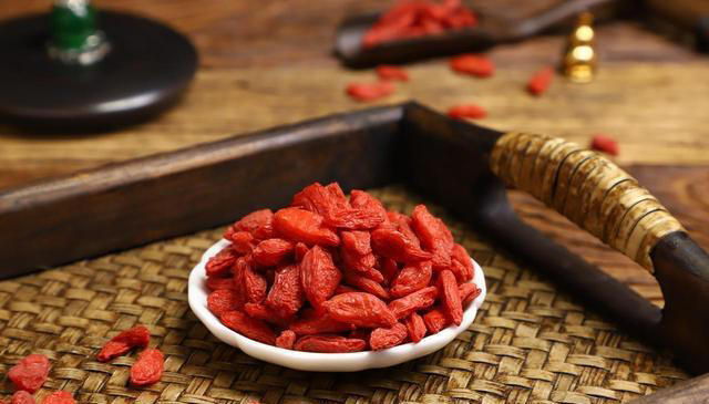 枸杞好处多，但不是人人都可以吃！医生提醒：这几类人越吃身体可能越“差”