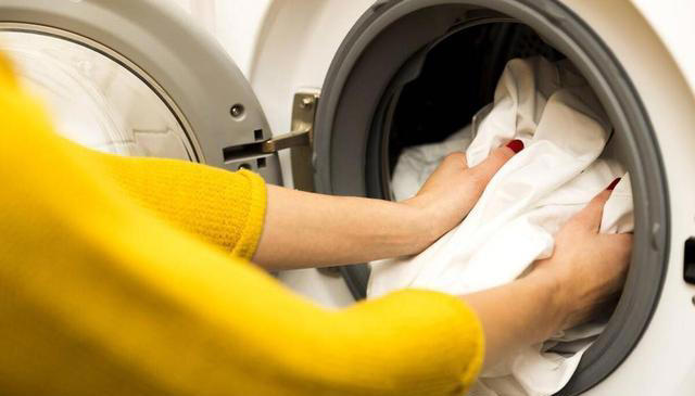 10个生活小妙招，衣服放久了会发黄，简单一招，洗出来跟新的一样